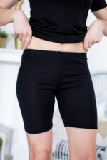 juodi dviratininko šortai moterims