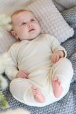 Kelnytės kūdikiui iš 100% merino vilnos, baltos spalvos, švelnios ir patogios kasdienai