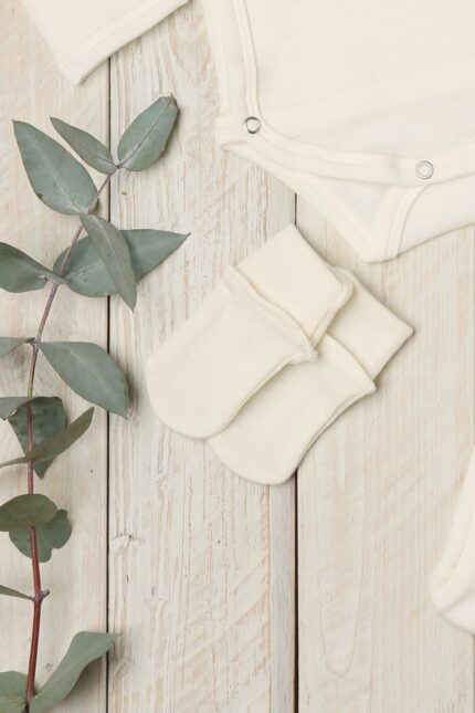 Baltos merino vilnos pirštinės kūdikiui iš 100% merino vilnos