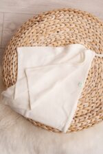 Baltas švelnus pledukas kūdikiui iš merino su šilku